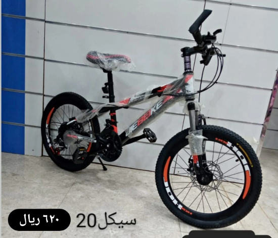 صورة دراجة رياضية سوداء بطبعة برتقالية مقاس 20